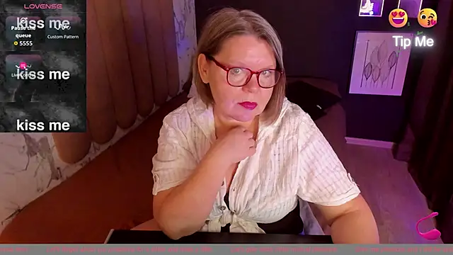 Snapshot of Shannonshine chatting on 10.11.25 Shannonshine online show from 10.11.25