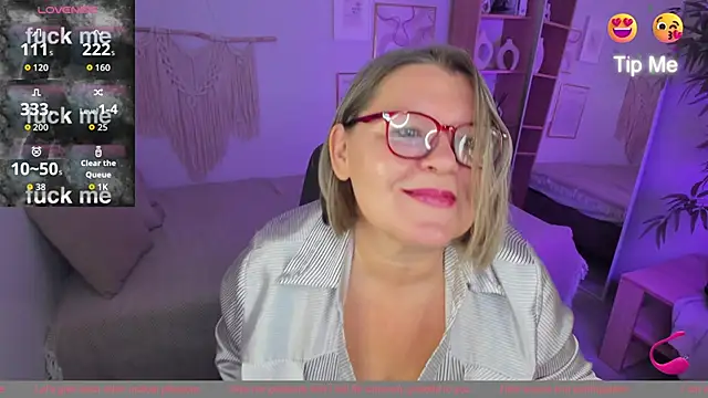 Snapshot of Shannonshine chatting on 10.18.25 Shannonshine online show from 10.18.25