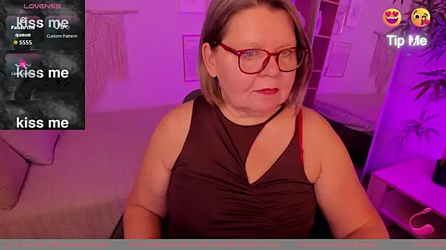 Snapshot of Shannonshine chatting on 10.20.25 Shannonshine online show from 10.20.25