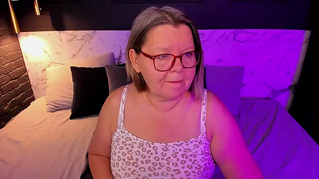 Snapshot of Shannonshine chatting on 10.25.25 Shannonshine online show from 10.25.25