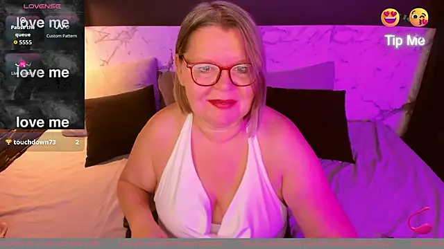 Snapshot of Shannonshine chatting on 10.28.25 Shannonshine online show from 10.28.25