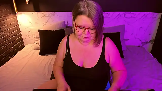 Snapshot of Shannonshine chatting on 10.30.25 Shannonshine online show from 10.30.25