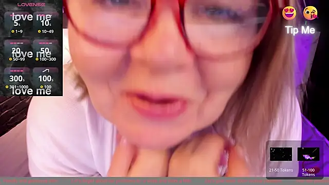 Snapshot of Shannonshine chatting on 10.31.25 Shannonshine online show from 10.31.25