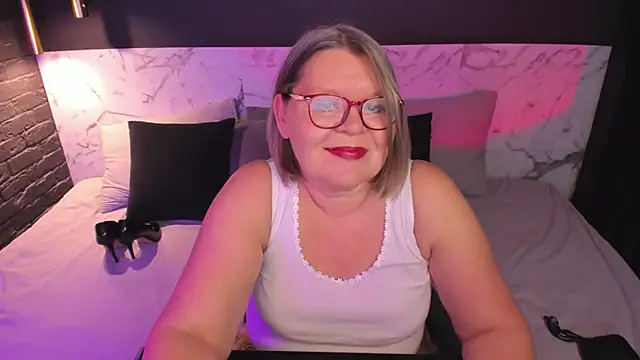 Snapshot of Shannonshine chatting on 11.05.25 Shannonshine online show from 11.05.25