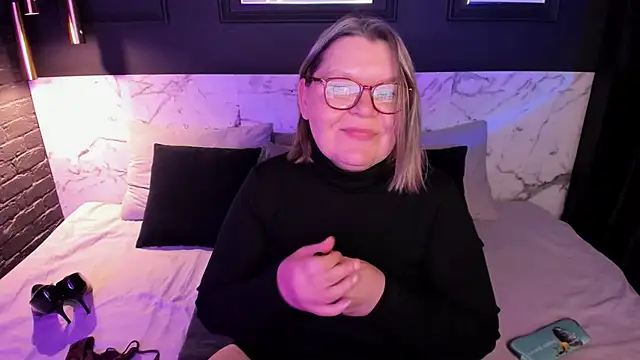 Snapshot of Shannonshine chatting on 11.13.25 Shannonshine online show from 11.13.25