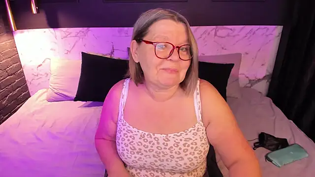 Snapshot of Shannonshine chatting on 11.14.25 Shannonshine online show from 11.14.25