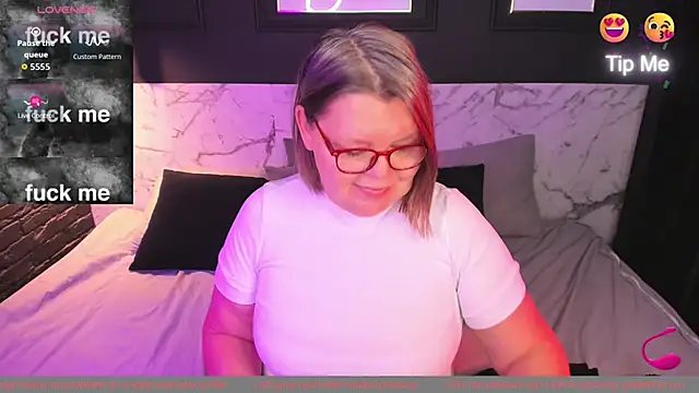 Snapshot of Shannonshine chatting on 11.18.25 Shannonshine online show from 11.18.25