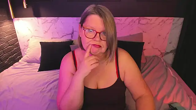 Snapshot of Shannonshine chatting on 11.24.25 Shannonshine online show from 11.24.25