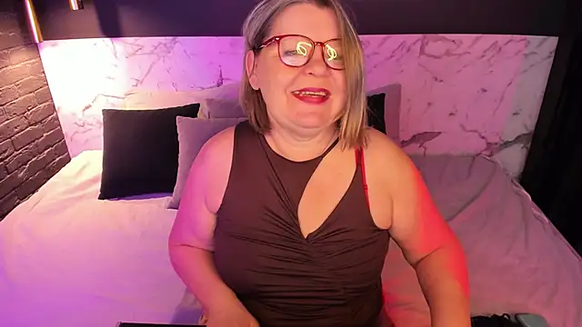 Snapshot of Shannonshine chatting on 11.25.25 Shannonshine online show from 11.25.25