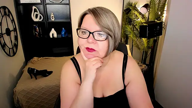 Snapshot of Shannonshine chatting on 05.16.26 Shannonshine online show from 05.16.26