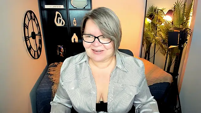 Snapshot of Shannonshine chatting on 06.01.26 Shannonshine online show from 06.01.26