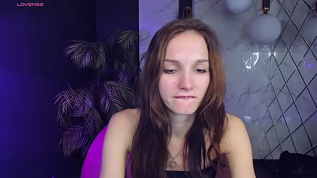 Snapshot of MirandaGlow chatting on 12.05.24 MirandaGlow online show from 12.05.24