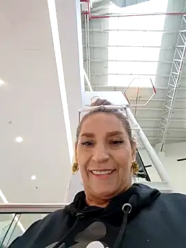 Snapshot of Lossexycacha chatting on 10.21.25 Lossexycacha online show from 10.21.25