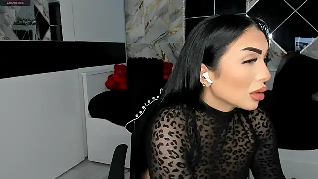 Snapshot of mistress_meryem chatting on 03.11.25 mistress meryem online show from 03.11.25