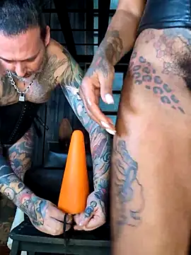 Snapshot of DarkDea chatting on 02.18.25 DarkDea online show from 02.18.25