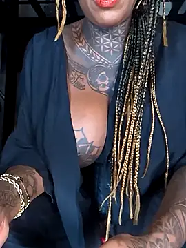 Snapshot of DarkDea chatting on 10.29.25 DarkDea online show from 10.29.25