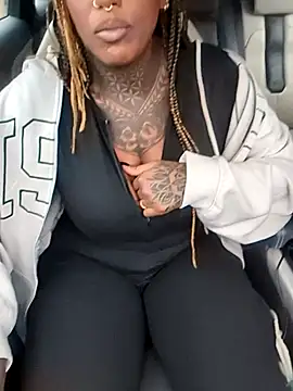 Snapshot of DarkDea chatting on 10.30.25 DarkDea online show from 10.30.25