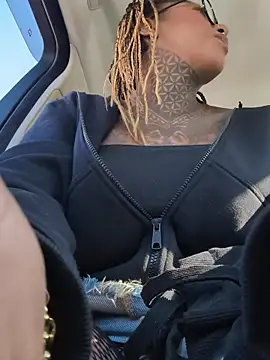 Snapshot of DarkDea chatting on 11.13.25 DarkDea online show from 11.13.25