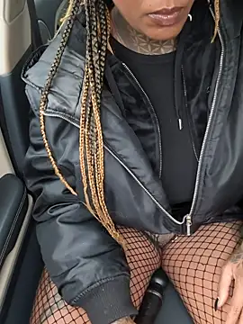 Snapshot of DarkDea chatting on 11.17.25 DarkDea online show from 11.17.25