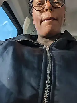 Snapshot of DarkDea chatting on 11.20.25 DarkDea online show from 11.20.25