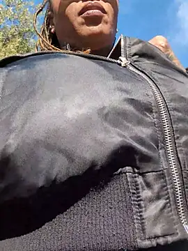 Snapshot of DarkDea chatting on 11.28.25 DarkDea online show from 11.28.25