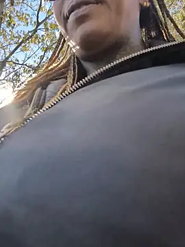 Snapshot of DarkDea chatting on 11.29.25 DarkDea online show from 11.29.25