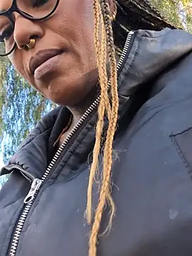 Snapshot of DarkDea chatting on 11.30.25 DarkDea online show from 11.30.25