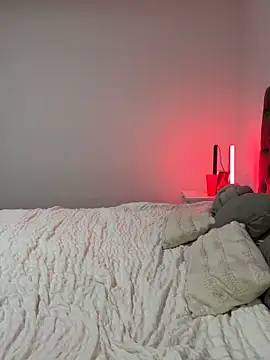 Snapshot of EllaMae chatting on 09.21.25 EllaMae online show from 09.21.25