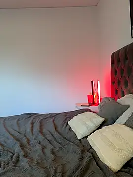 Snapshot of EllaMae chatting on 10.12.25 EllaMae online show from 10.12.25