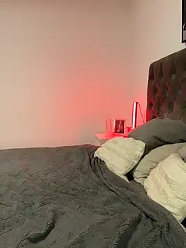 Snapshot of EllaMae chatting on 11.01.25 EllaMae online show from 11.01.25