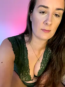 Snapshot of EllaMae chatting on 11.16.25 EllaMae online show from 11.16.25