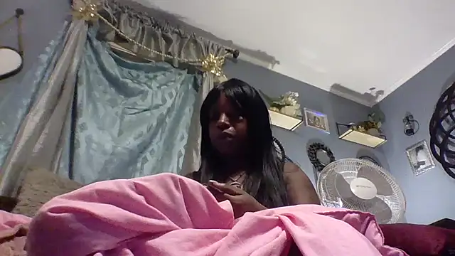 Snapshot of msdeedee chatting on 12.18.25 msdeedee online show from 12.18.25