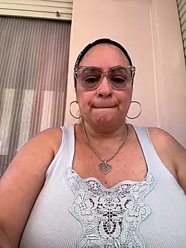 Snapshot of x_elena_x chatting on 05.24.26 x elena x online show from 05.24.26