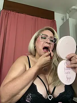 Snapshot of x_elena_x chatting on 05.28.26 x elena x online show from 05.28.26