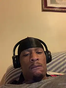 Snapshot of Tristris100 chatting on 12.16.24 Tristris100 online show from 12.16.24