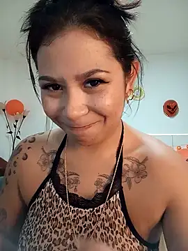 Snapshot of little_susie chatting on 10.28.25 little susie online show from 10.28.25