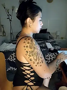 Snapshot of little_susie chatting on 11.19.25 little susie online show from 11.19.25