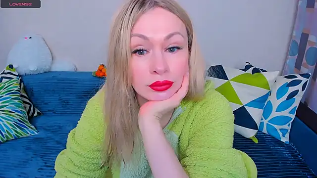 Snapshot of EllenMoore chatting on 03.19.26 EllenMoore online show from 03.19.26