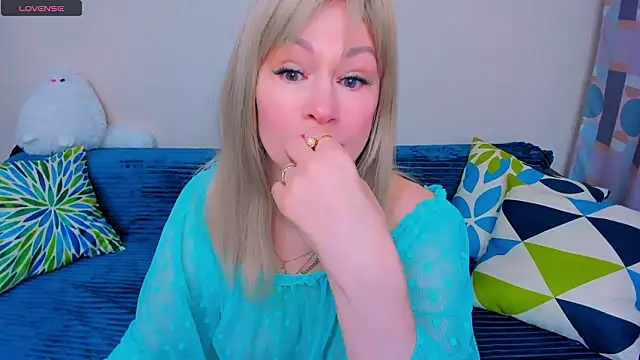 Snapshot of EllenMoore chatting on 03.25.26 EllenMoore online show from 03.25.26