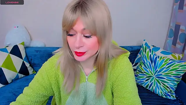 Snapshot of EllenMoore chatting on 03.27.26 EllenMoore online show from 03.27.26