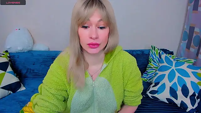 Snapshot of EllenMoore chatting on 03.28.26 EllenMoore online show from 03.28.26