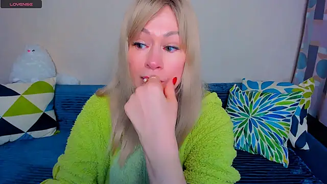 Snapshot of EllenMoore chatting on 04.05.26 EllenMoore online show from 04.05.26