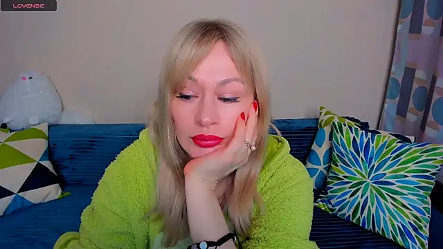 Snapshot of EllenMoore chatting on 04.11.26 EllenMoore online show from 04.11.26
