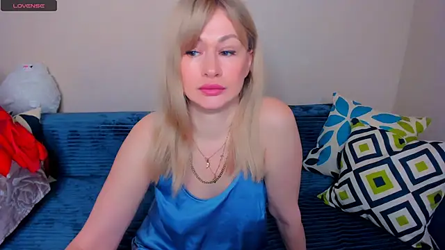 Snapshot of EllenMoore chatting on 04.14.26 EllenMoore online show from 04.14.26