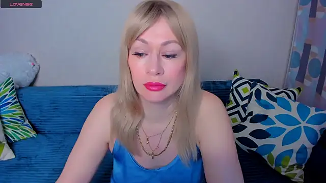 Snapshot of EllenMoore chatting on 04.15.26 EllenMoore online show from 04.15.26