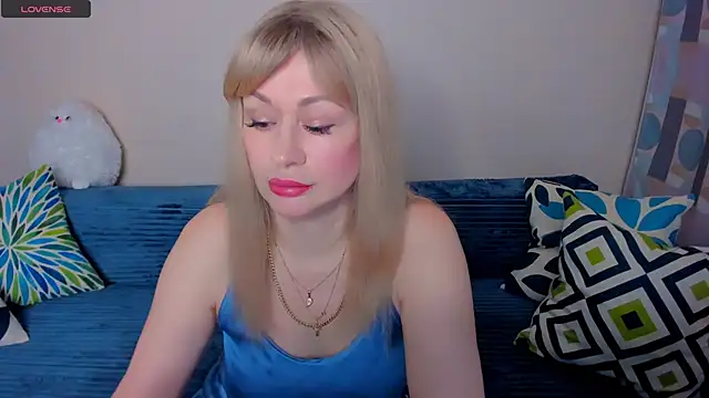 Snapshot of EllenMoore chatting on 04.19.26 EllenMoore online show from 04.19.26