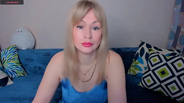 Snapshot of EllenMoore chatting on 04.21.26 EllenMoore online show from 04.21.26