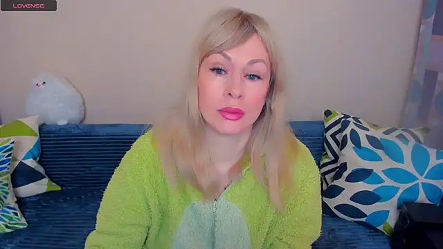 Snapshot of EllenMoore chatting on 05.01.26 EllenMoore online show from 05.01.26