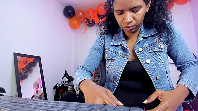 Snapshot of Ellie_Alves chatting on 10.30.25 Ellie Alves online show from 10.30.25