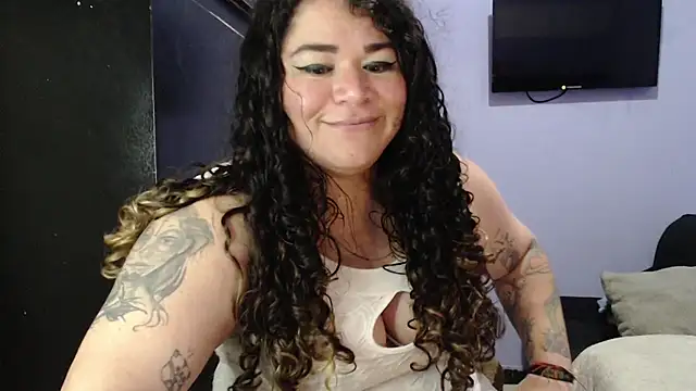 Snapshot of ANGELIQUE_KLANE chatting on 02.15.25 ANGELIQUE KLANE online show from 02.15.25